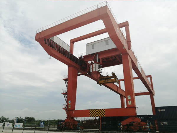 上海集裝箱門式起重機(jī)廠家集裝箱門式起重機(jī)起重量大