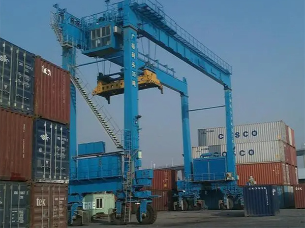 河北秦皇島集裝箱門式起重機(jī)廠家集裝箱門式起重機(jī)操作靈活